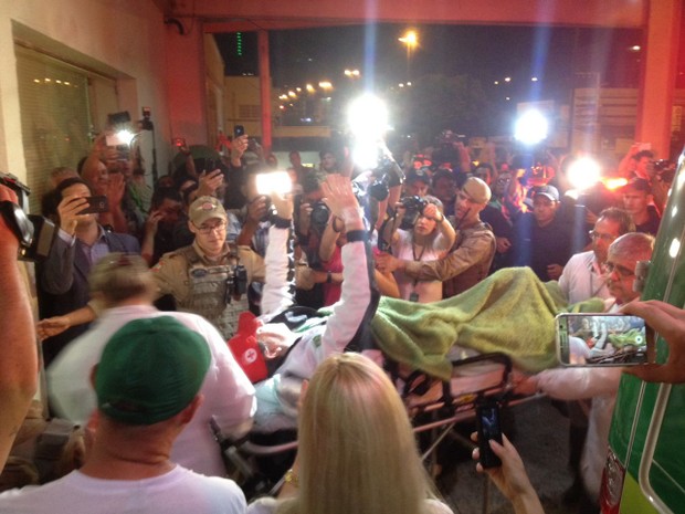 Momento em que Rafael Henzel chega ao hospital em Chapecó (Foto: Murilo Souza/RBS TV)