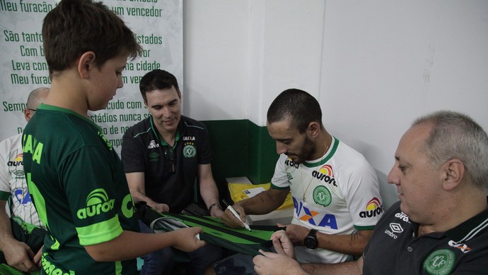 Lateral deu um autógrafo antes da coletiva (Foto: Sirli Freitas/Chapecoense)