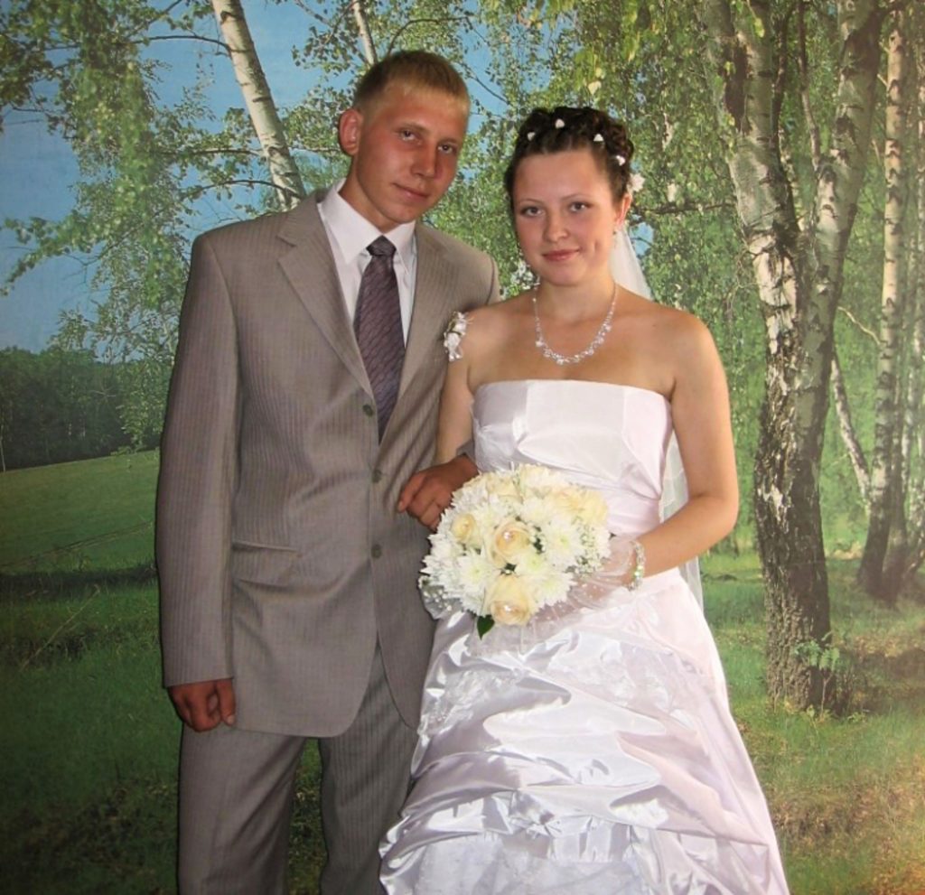 Svetlana Roslina com seu marido Vladimir no dia de seu casamento (Foto: East2West news)
