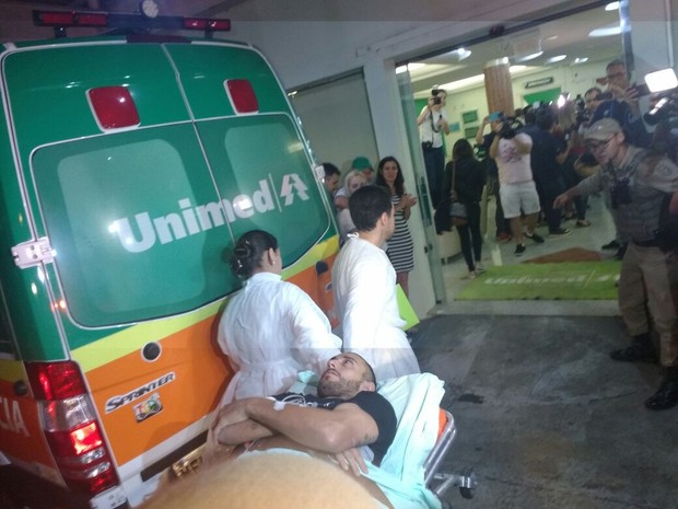 Alan Ruschel chega ao hospital em Chapecó (Foto: Marcelo Siqueira/RBSTV)
