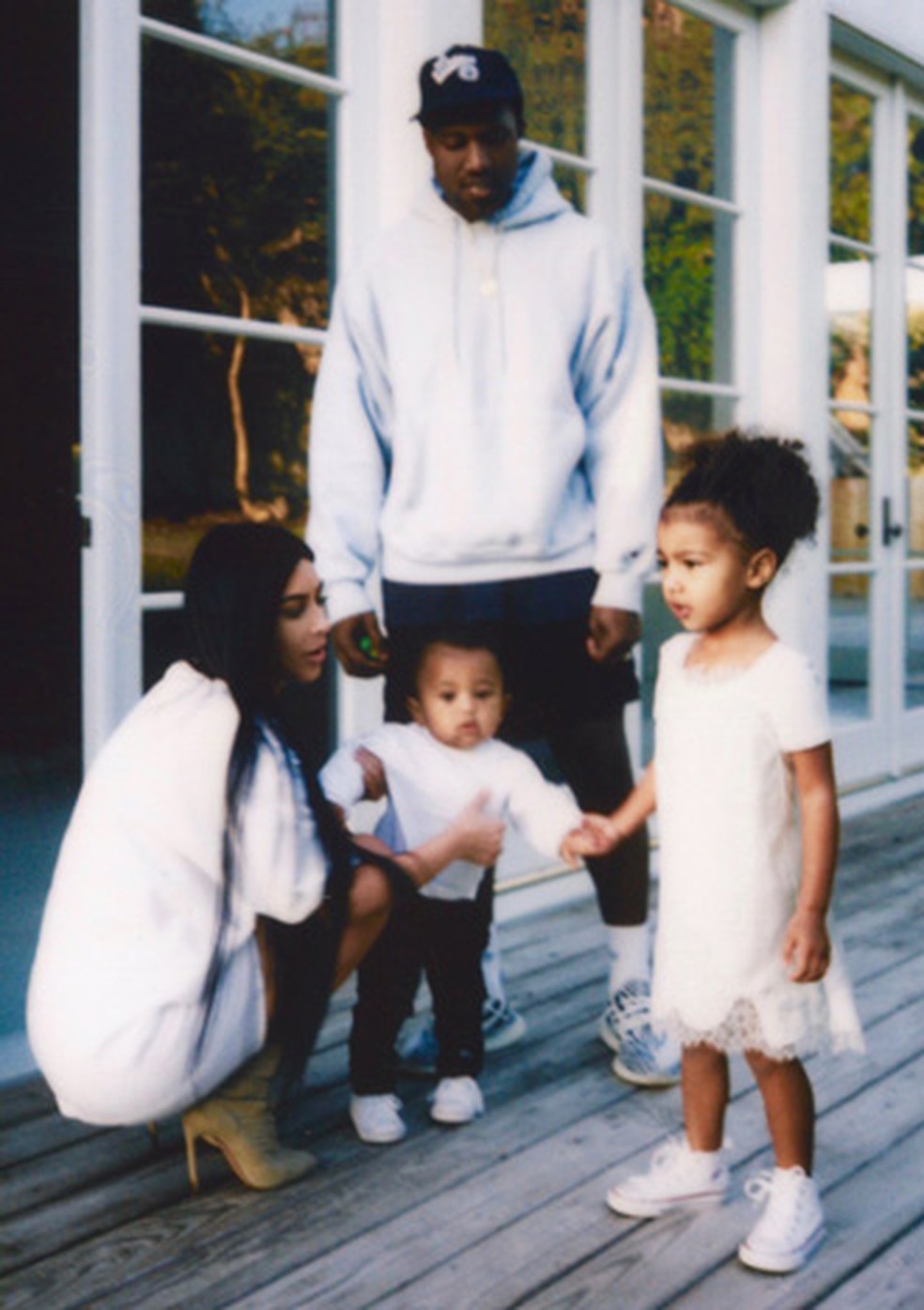 Kim Kardashian com o marido, Kanye West, e os filhos, Saint e North (Foto: Reprodução/Instagram)