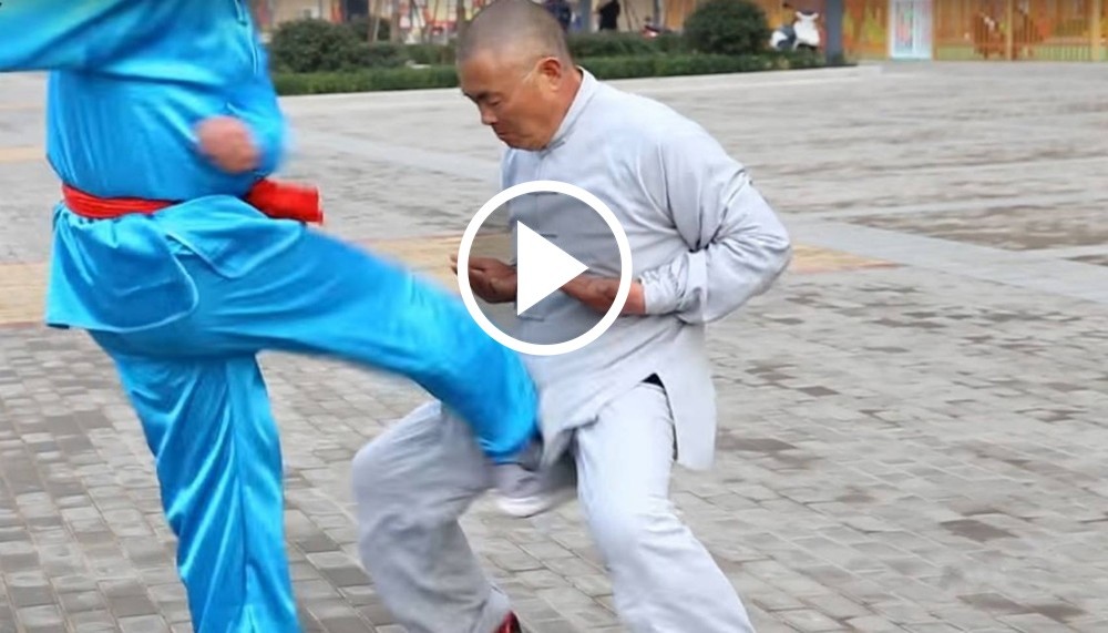 Chinês aparece nos vídeos sem expressar dor ou desconforto (Foto: Reprodução/ Youtube)