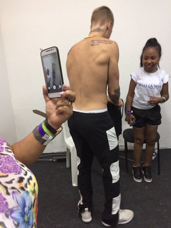 Justin Bieber recebeu brasileira no camarim (Foto: Reprodução/ Twitter)