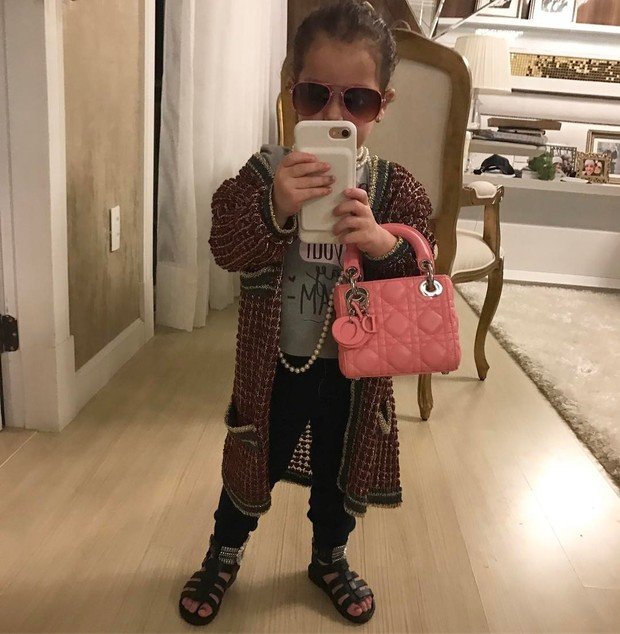 Ysis em selfie postada pela mãe (Foto: Reprodução/ Instagram)